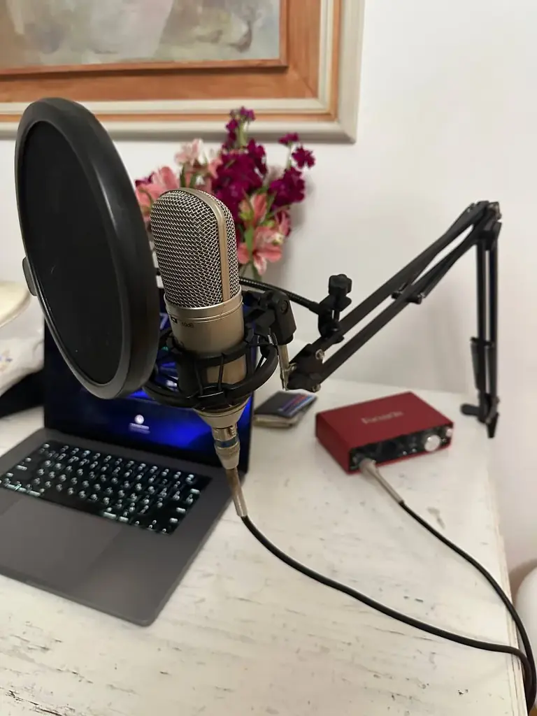 Продаю микрофон Behringer B-1 со стойкой и п-фильтром + звуковая карта Focusrite Scarlet 2i2.