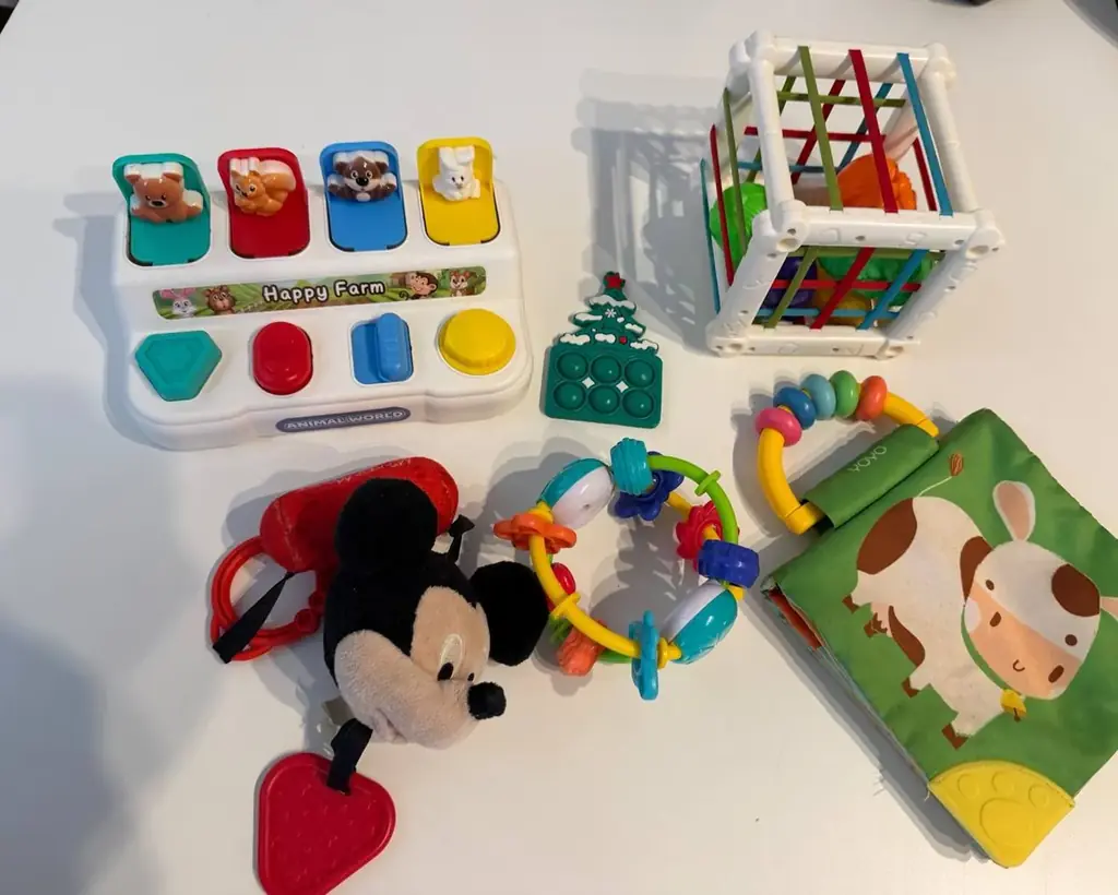 Продаю игрушки для малыша +0 и до 1 года, всё, что на фото: