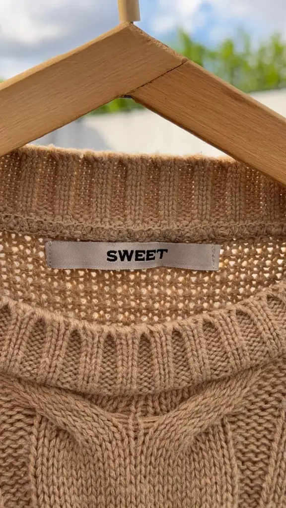 Свитер от бренда sweet