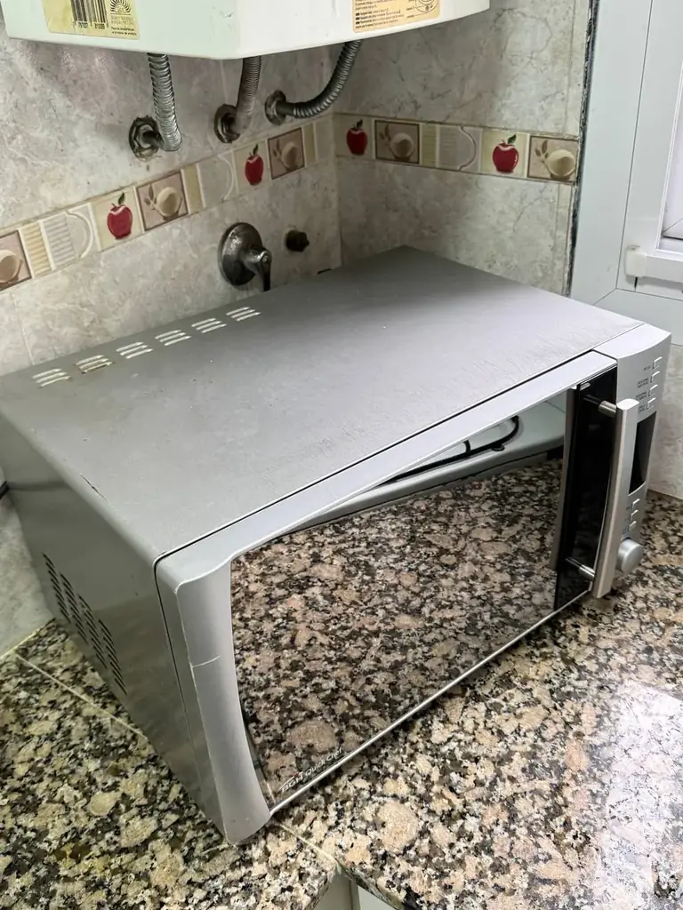 Продам микроволновку BGH с функцией гриля