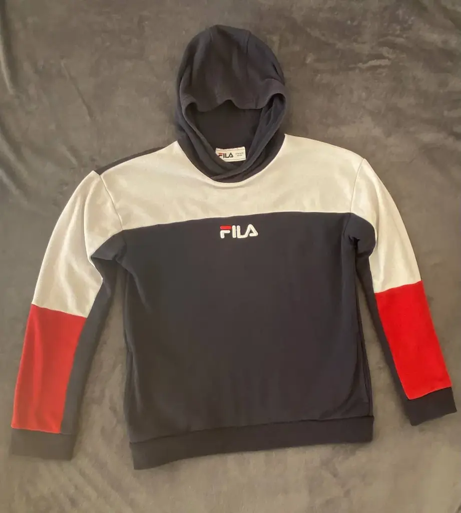 Продаю, б/у толстовку Fila, рост 158-164см, ( штаны в подарок)), покупал в Мск.