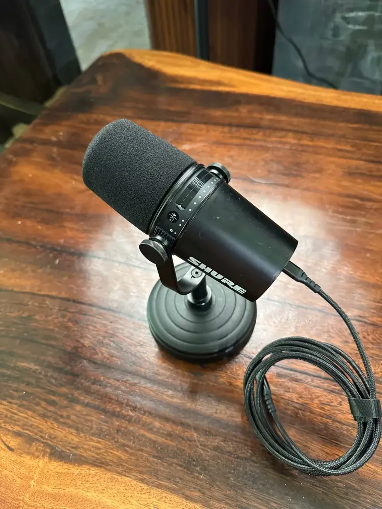 Продам микрофон ShureMV7.