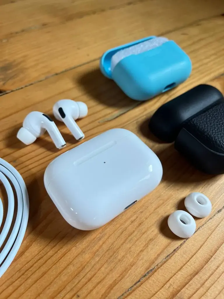 Продам оригинальные AirPods Pro 1 поколения.
