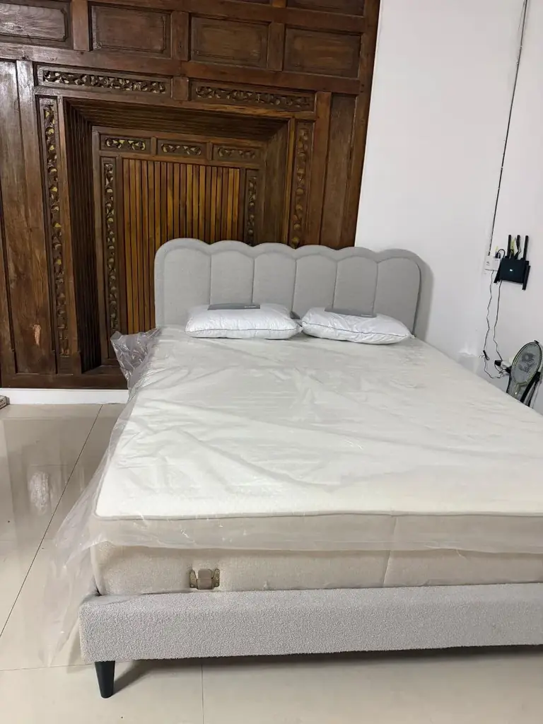 Продам кровать. Не вписалась в интерьер. Б/у 1 неделя. И 2 подушки 50х70 в подарок )). Самовывоз Се…