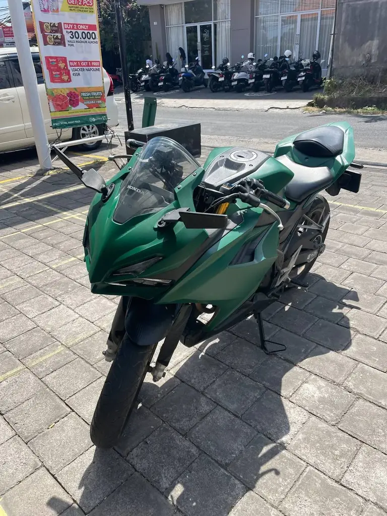 Продаю Honda CBR150R 2023