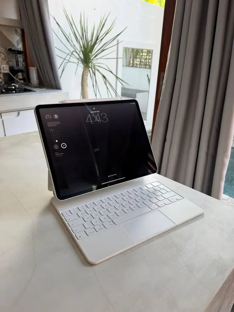 Selling my iPad Pro 12.9” (5th Gen, 2021), M1, 512GB +keyboard and pen