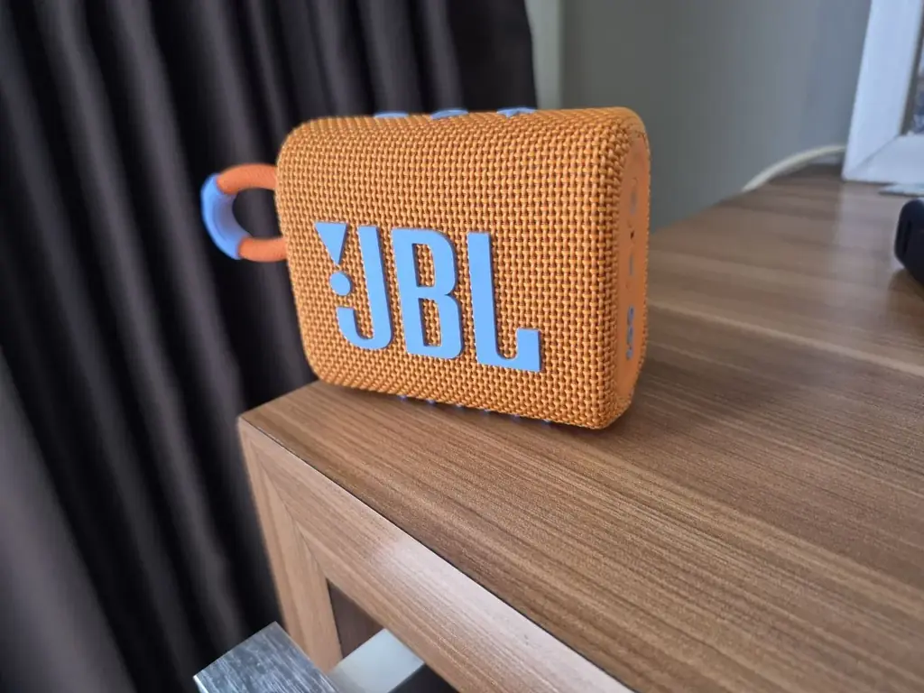 Продам колонка JBL go 3 , оригинал, покупалась в феврале 2026. Полностью рабочая. 600k.