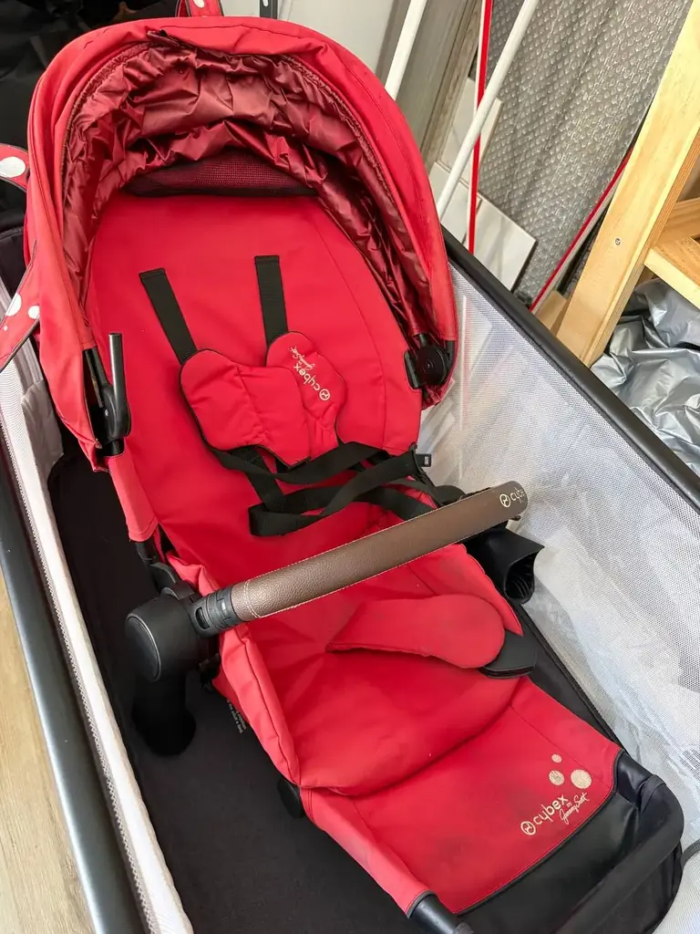 Коляска cybex priam в хорошем состоянии (есть пару дефектов)недавно делали химчистку ,еще есть бант…