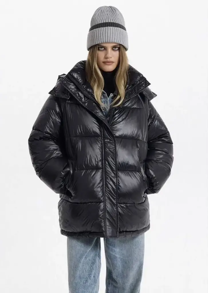 Стильный объёмный пуховик в актуальном oversize силуэте.