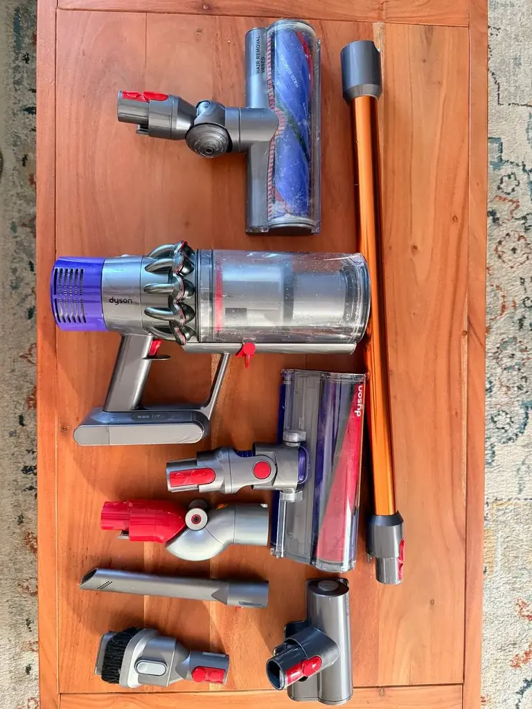 Продам пылесос Dyson V10 с богатой комплектацией