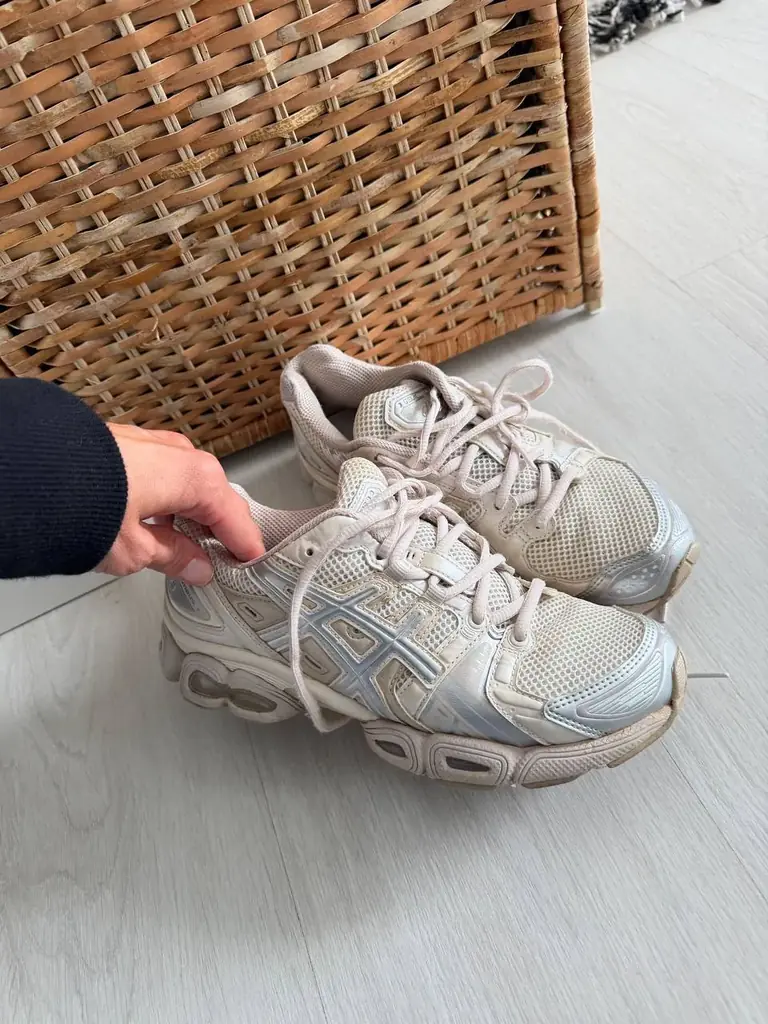 Кроссы asics, 38 размер, подойдут на 24см, у меня 24.5 см, чуть жмет палец.
