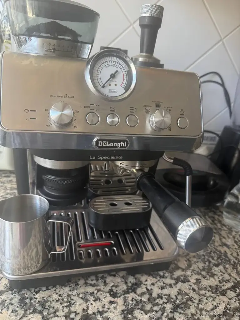 Продам кофе машину Delonghi La specialista. В использовании была месяц . Лиссабон. 300 евро