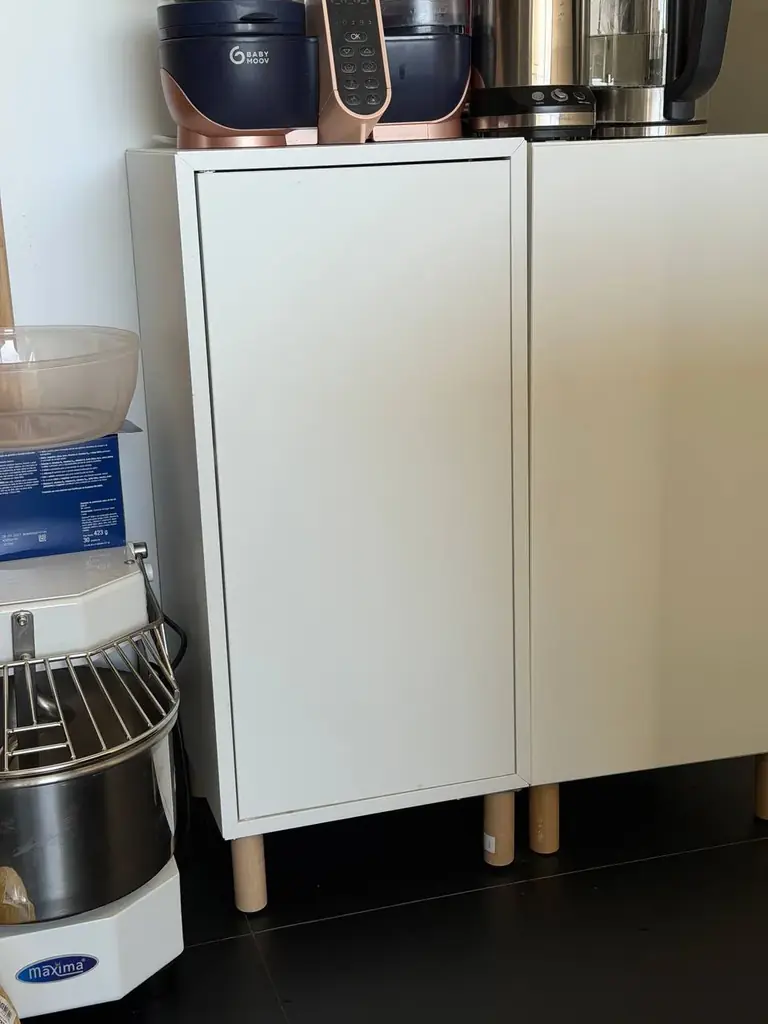 EKET с IKEA. Этот маленький (внутри 2 полочки) 30€