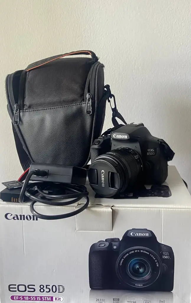 Продаю фотоаппарат Canon EOS 850D с объективом Canon EF-S 18-55mm f/4-5.6 IS STM.