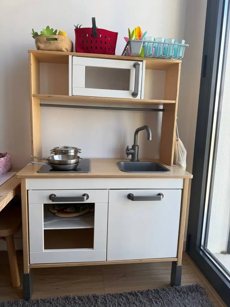 Детская кухня IKEA DUKTIG + большой набор аксессуаров — 110 €