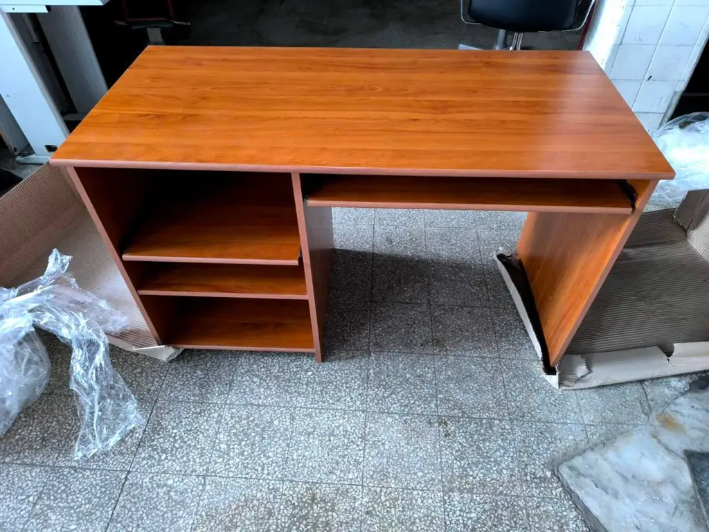 Продам рабочий стол с 2 выдвижными полками. Отличное состояние, без запаха, чистый. На столешнице н…