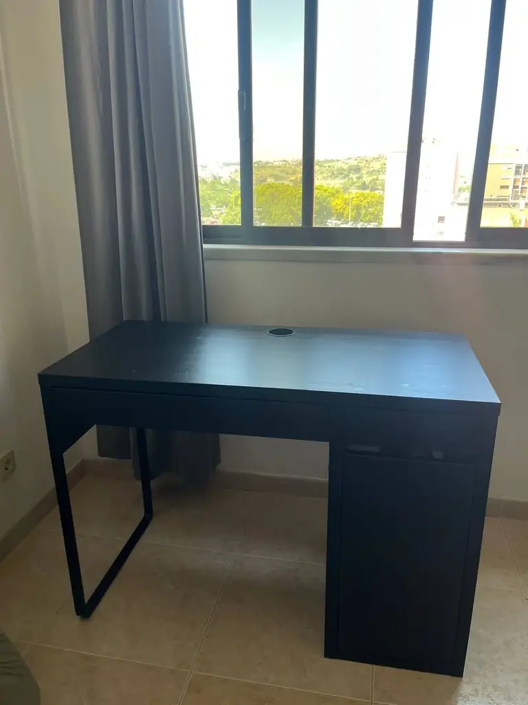 Продам письменный стол IKEA MICKE за 30 €. Цвет черно-коричневый, размер 105х50 см. Есть выдвижной …