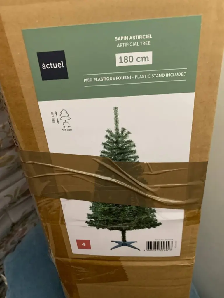 У звʼязку з переїздом,продам ялинку,майже нова!Ціна 30 євро.Віла Нова де Гая ,932268702