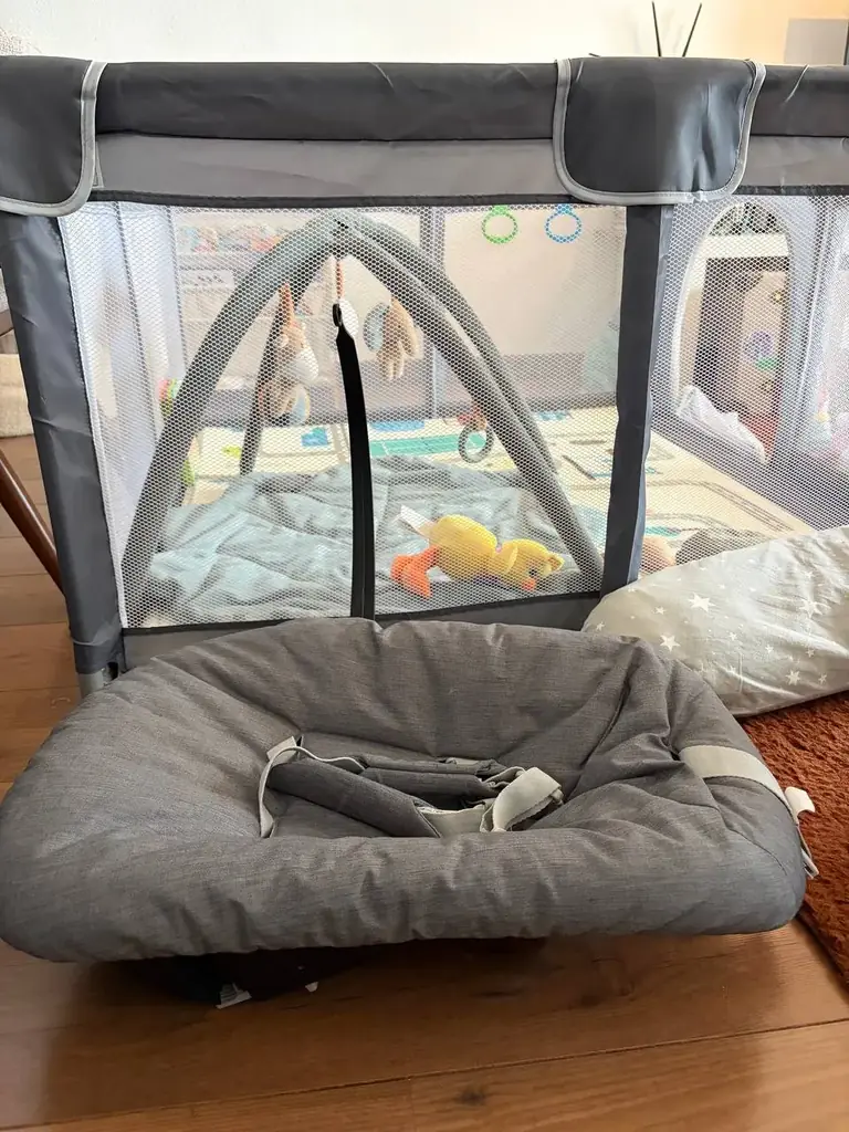 Вкладка для новорожденных для стулa stokke tripp trapp, купили в четыре месяца, пользовались пару р…