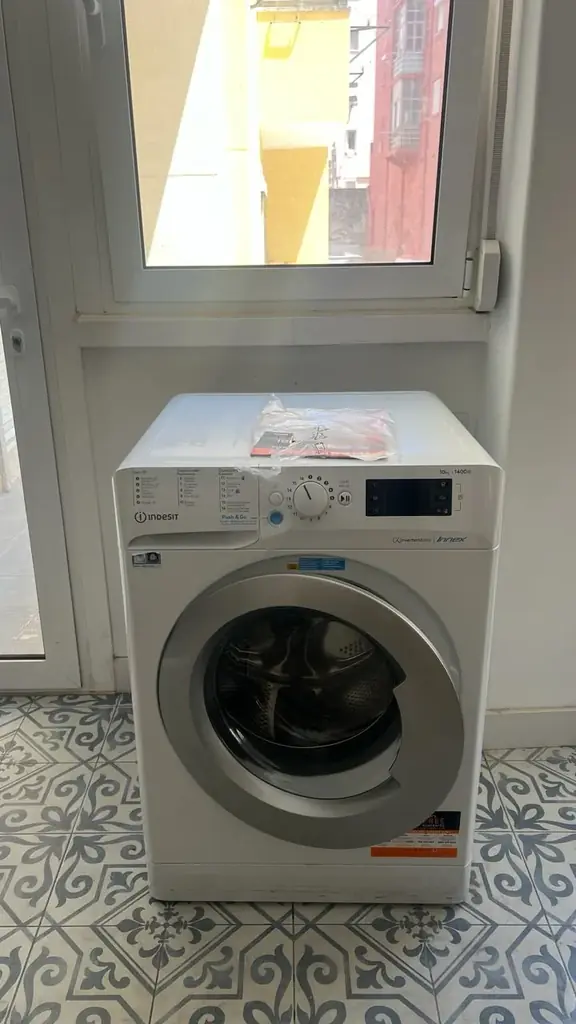 Продаю стиральную машинку INDESIT на 10 кг и 1400 отжима. Была в использовании два года, нареканий …