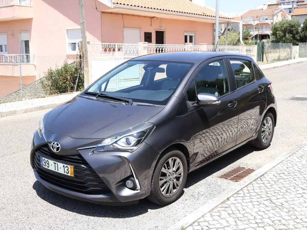 Продаётся Toyota Yaris 1.0 5Р Comfort + Pack Style (2017 год).