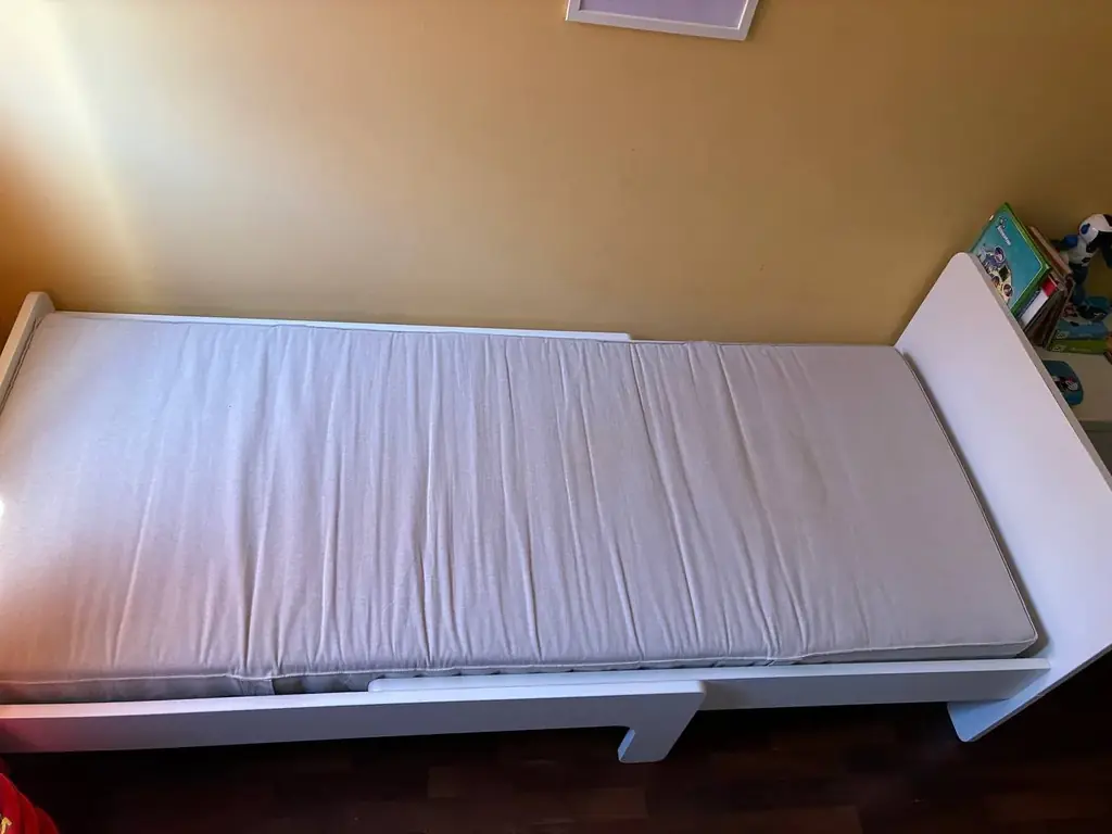 Продам детскую раздвижную кровать IKEA SLAKT + реечное дно LUROY+ матрас. В отличном состоянии, ест…