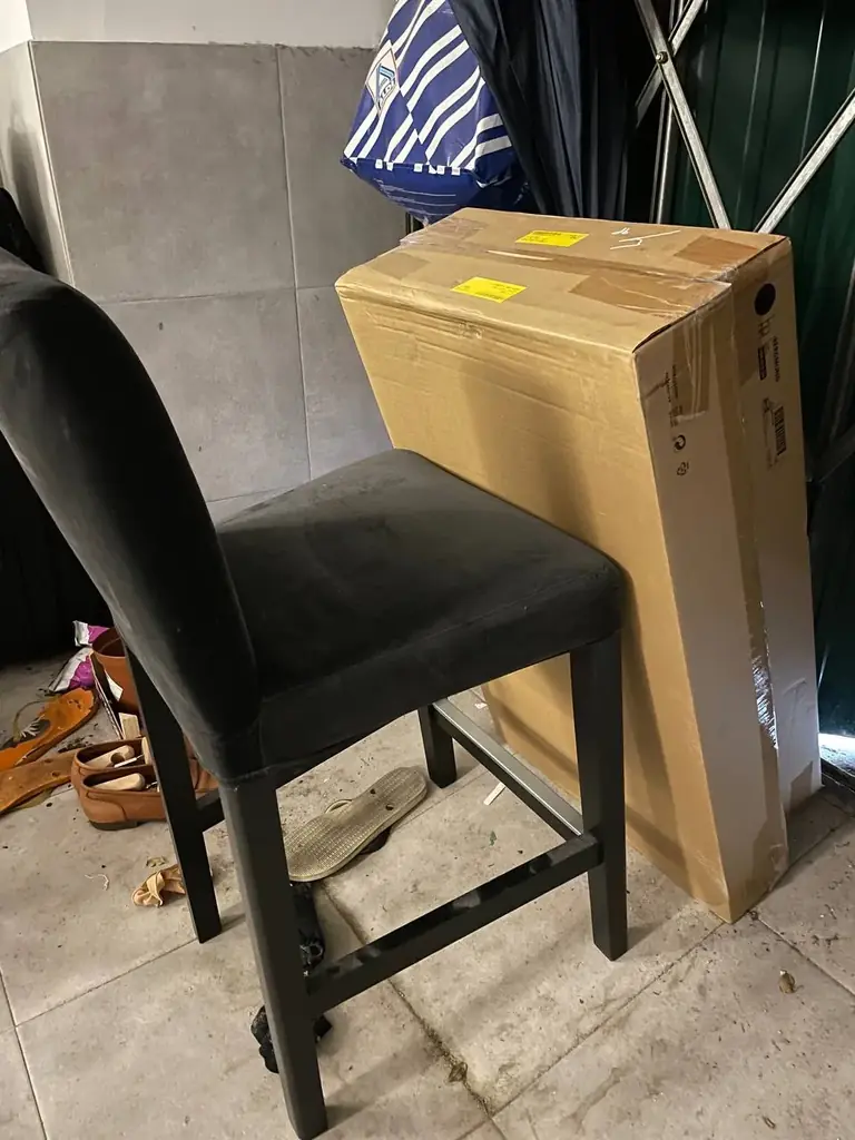Всем привет! Вот такие BERGMUND IKEA стулья продаю. 2 новые нераспакованные. 2 в прекрасном состоян…