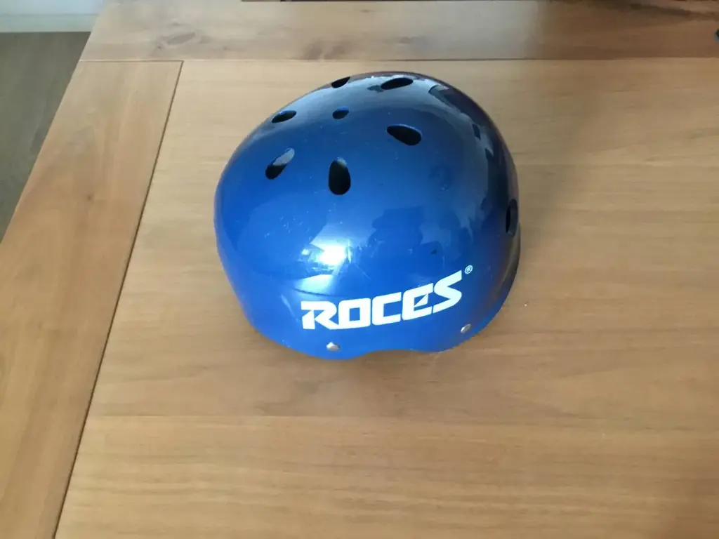 Продаю защитный шлем Roces, цвет синий в хорошем состоянии для катания на роликах, самокате, скейте…