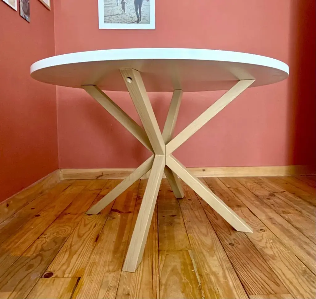 Продается круглый стол Sklum, диаметр 120 см — 70 € Металлические ножки делают его прочным и тяжелы…