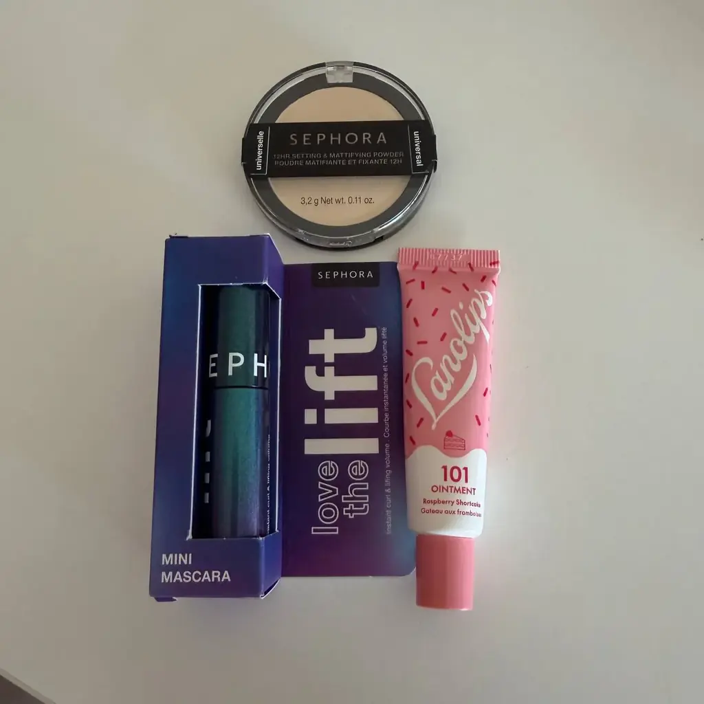 Набор средств из Sephora - подкручивающая тушь, пудра в универсальном оттенке, бальзам для губ. Все…