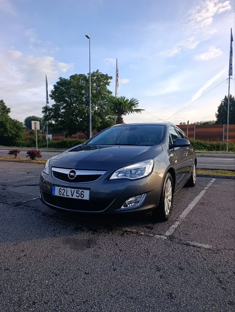 Продам капсулу времени Opel Astra Sport Tourer 2011 года, с пробегом 111703 км, двигатель 1.7Tdi, м…