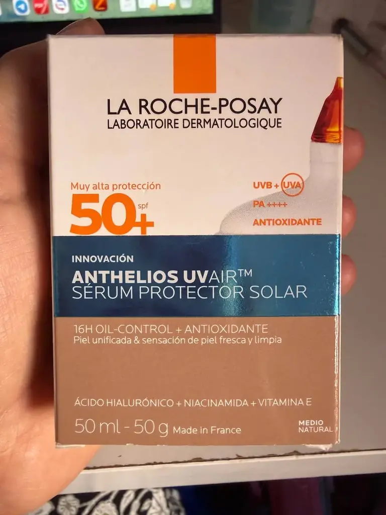 Солнцезащитный крем-сыворотка для лица с эффектом тонального крема La Roche posay. SPF 50