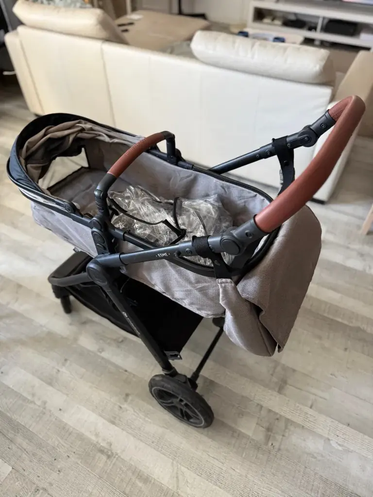 Продаю детскую коляску Kinderkraft Esme. В отличном состоянии, полный комплект!