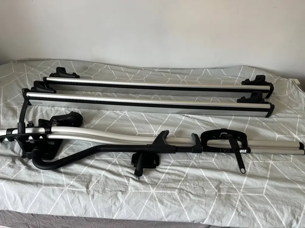 Продам комплект Thule: поперечины на крышу + велокрепление.