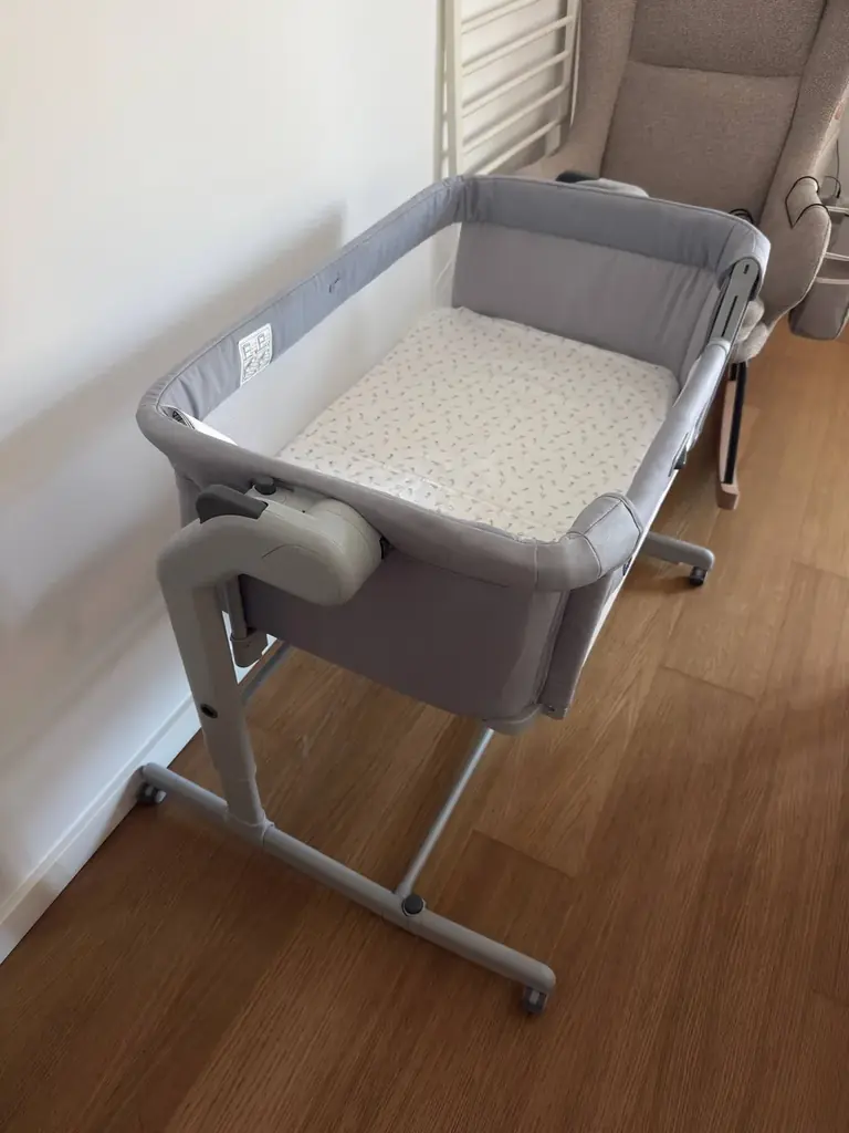 Продам приставную кроватку Chicco Magic Evo. Цвет — Light Grey. Использовался 2 месяца одним ребенк…