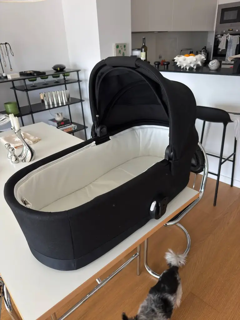 Продам люльку Cybex S Lux (Для Cybex Balios). 70 евро. Отдам вместе с ней пеленки. Лиссабон