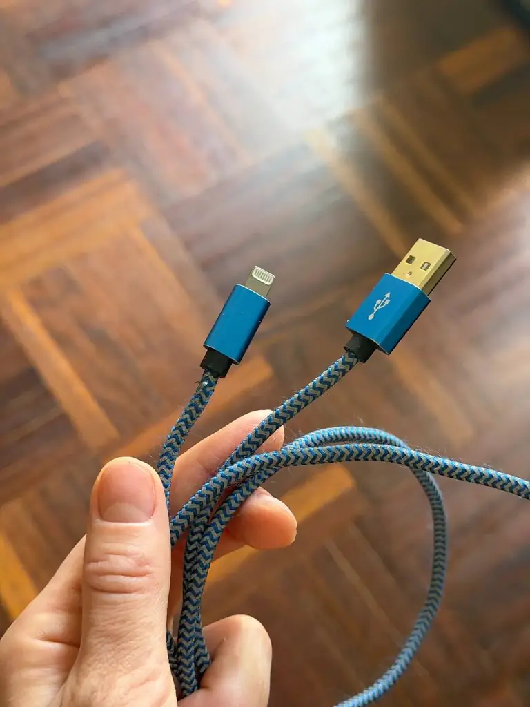 Продам крепкий неубиваемый шнур. Lightning с одной стороны. С другой USB.