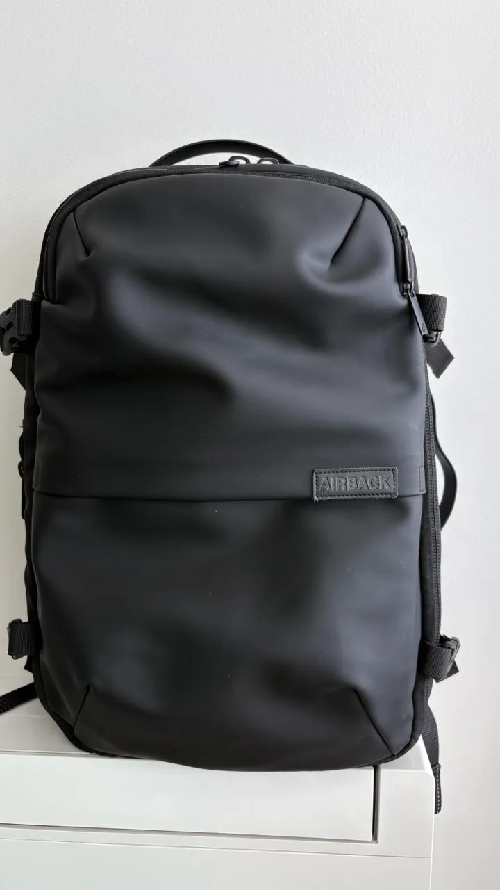 Продам Airback Original, чёрный матовый — стильный и очень удобный рюкзак для путешествий.