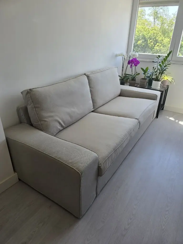 Продаю удобный и качественный 3-местный диван IKEA KIVIK в светло-бежевом цвете.