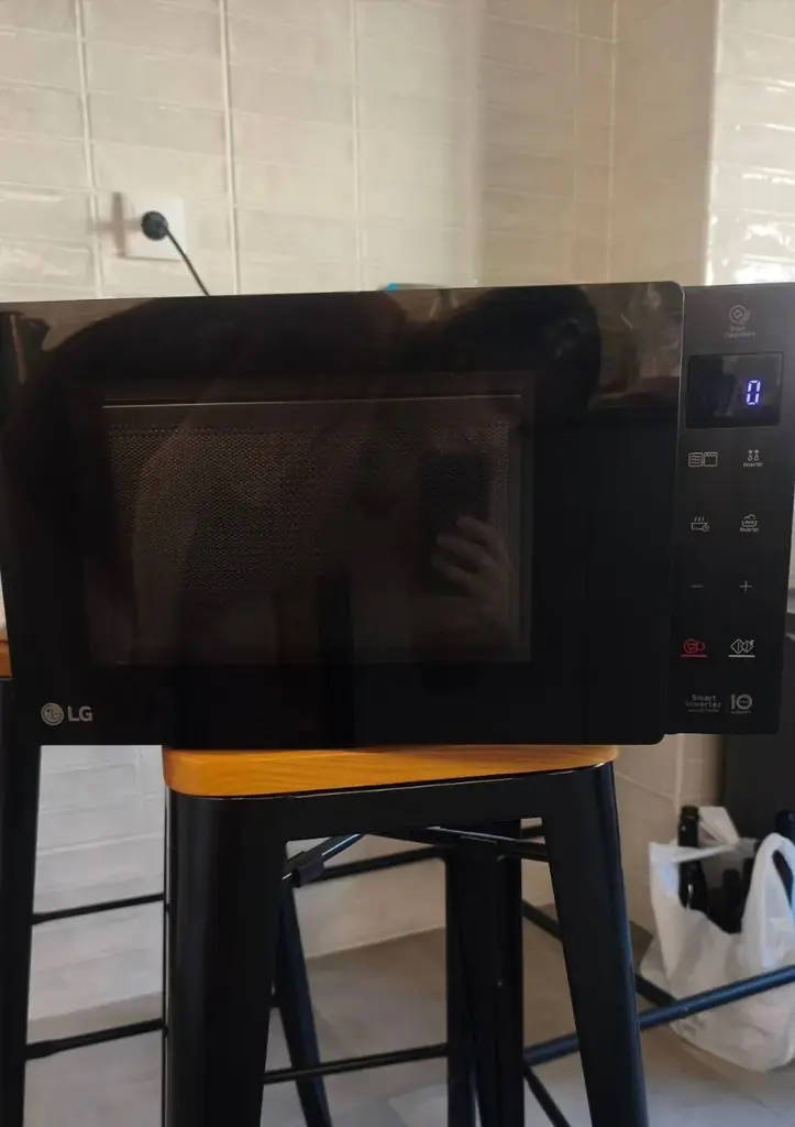 Продаю микроволновку Lg Neochef MH6535GIB, с функцией гриля, в коробке.