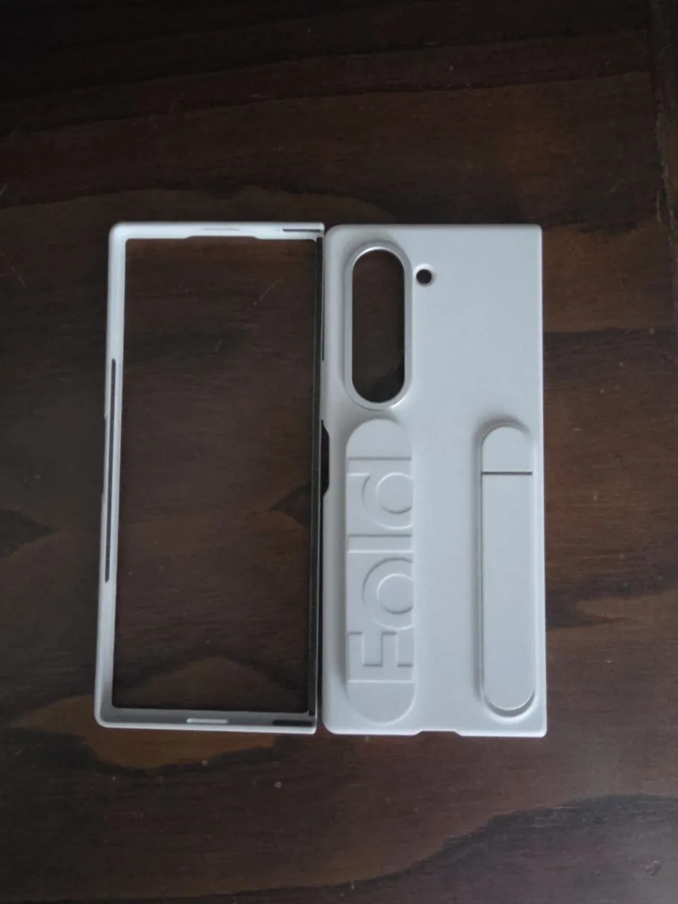 Оригінальний чохол на Samsung Z Ford 6 у  відмінному стані . Ціна 30€ . Кашкайш.
