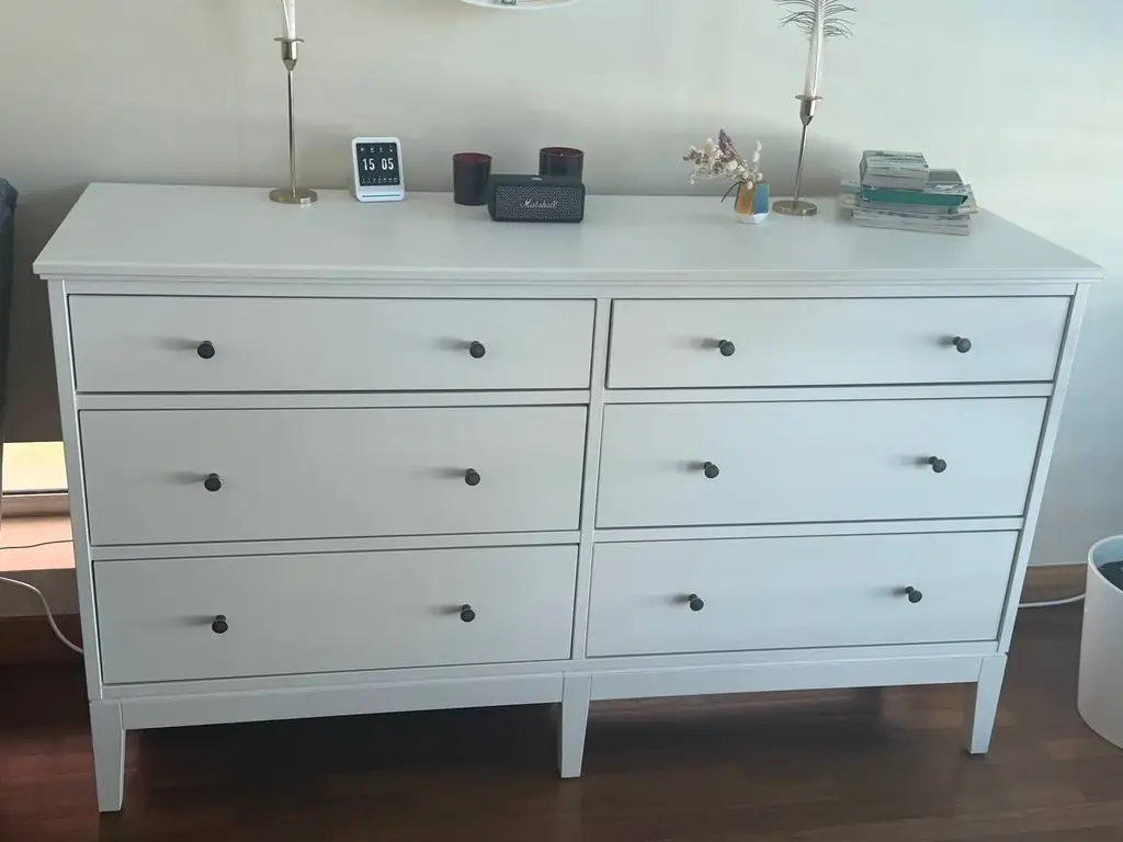 Продаю большой белый комод Ikea с 6 ящиками + белый столик в подарок - €150