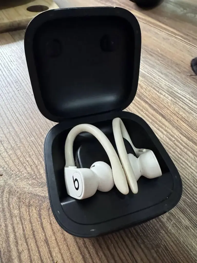 Продам наушники beats Powerbeats Pro