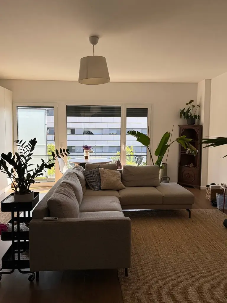 Продается диван в связи со срочным переездом. Очень классный, стильный. 450 евро