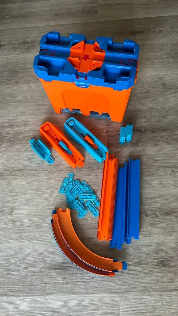 Большой набор Hot Wheels: 3 трассы + 4 машинки
