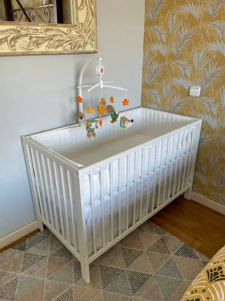 Продаю Детскую кроватку IKEA GULLIVER белого цвета, 60 × 120 см, с матрасом и полным комплектом акс…