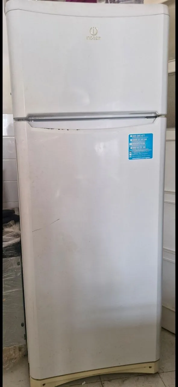 Холодильник indesit хорошо работает 50€.Алмада