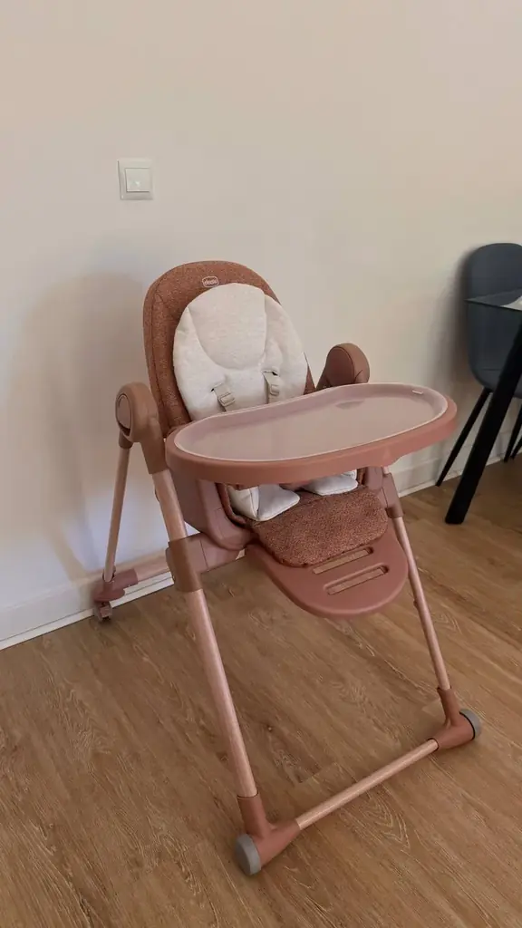 Столик для кормления от бренда chicco