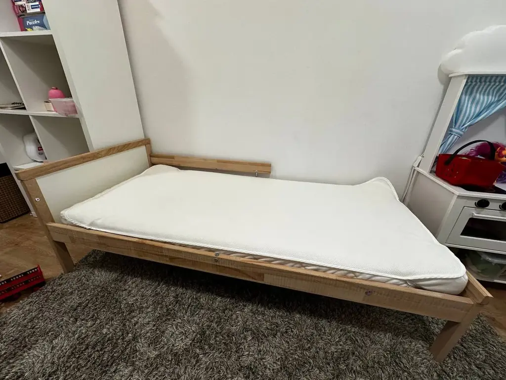 Продам детскую кровать IKEA  SNIGLAR 70х160 в хорошем состоянии. В комплекте: реечное дно, матрас. …