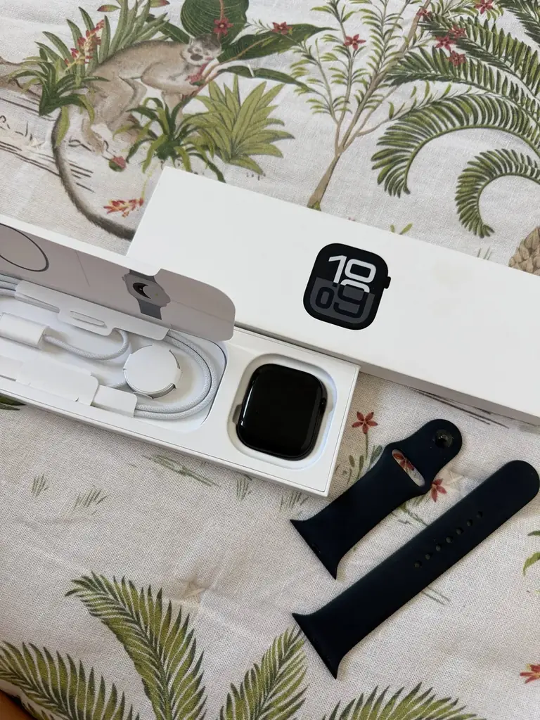 Продам APPLE Watch Series 10 46 mm  (300€)